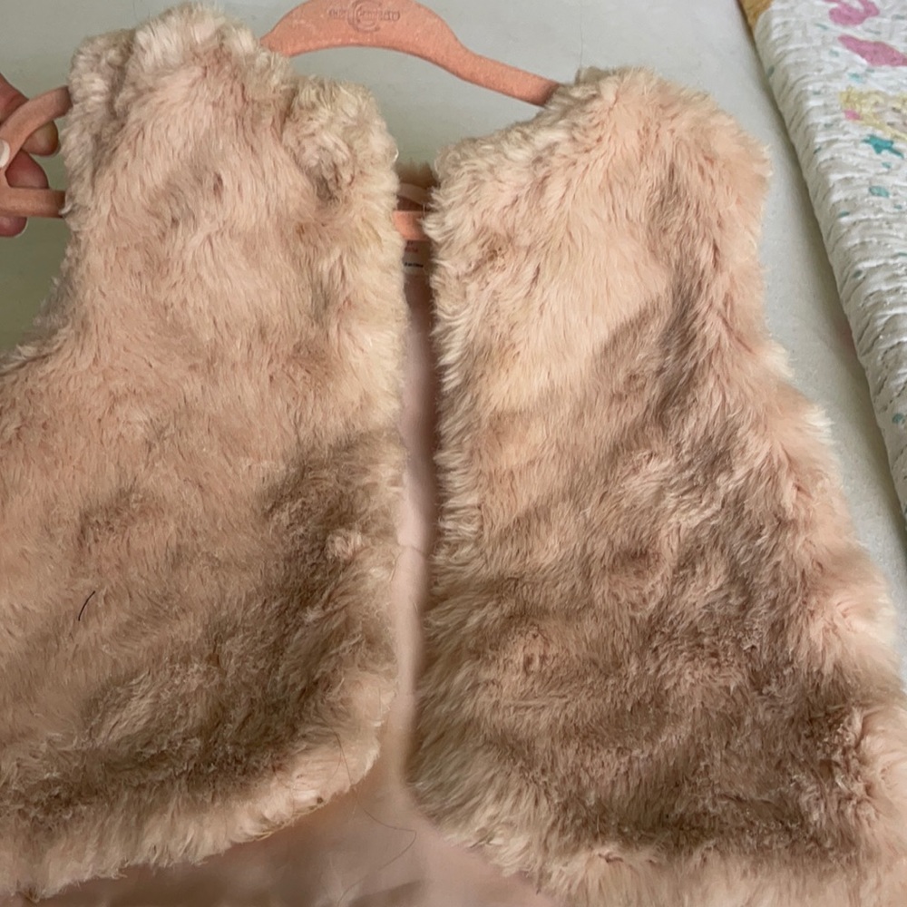 Cute faux light pink vest. Size 3-4y